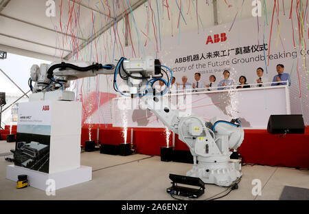 Beijing, Chine. Sep 12, 2019. Photo prise le 12 septembre 2019 montre la cérémonie d'inauguration des travaux de l'usine ABB Robotics de l'avenir de Shanghai, est de la Chine. Credit : Fang Zhe/Xinhua/Alamy Live News Banque D'Images