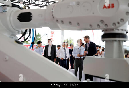 Beijing, Chine. Sep 12, 2019. Vous pourrez parler avec eux pendant l'inauguration de l'usine ABB Robotics de l'avenir de Shanghai, la Chine orientale, le 12 septembre 2019. Credit : Fang Zhe/Xinhua/Alamy Live News Banque D'Images