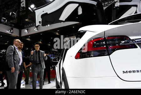 Beijing, Chine. 17 avr, 2019. Photo prise le 17 avril 2019 montre aux visiteurs l'affichage d'un SUV Tesla lors du 18e Salon International de l'Automobile International de Shanghai à Shanghai, à l'est de la Chine. Credit : Fang Zhe/Xinhua/Alamy Live News Banque D'Images