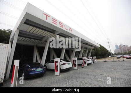 Beijing, Chine. 3 janvier, 2019. Photo prise le 3 janvier 2019 montre une station de charge de Tesla à Shanghai, à l'est de la Chine. Credit : Fang Zhe/Xinhua/Alamy Live News Banque D'Images