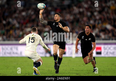 New Zealand's Sonny Bill Williams passe le ballon au cours de la Coupe du Monde de Rugby 2019 match de demi-finale au stade international de Yokohama. Banque D'Images