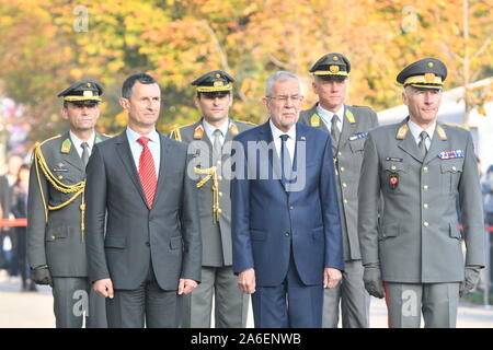 Vienne, Autriche. 26th octobre 2019. Journée nationale autrichienne sur la place des héros Vienne, avec (à gauche devant) Thomas Starlinger, ministre fédéral de la Défense et (au milieu devant) le président fédéral Alexander van der Bellen sur 26 octobre 2019 à Vienne. Credit: Franz PERC / Alamy Live News Banque D'Images