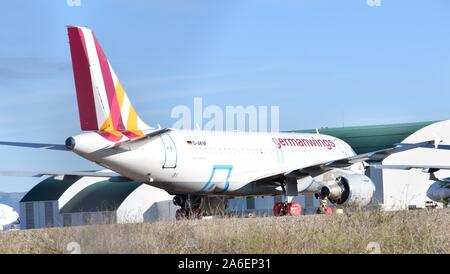 Teruel, Spain-October 24 2019 - société allemande d'un avion à la porte du hangar à l'aéroport de Teruel en attente d'être démantelé. Banque D'Images