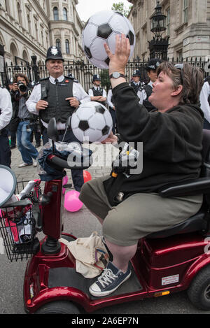 Whitehall, Londres, Royaume-Uni. 8 juillet, 2015. Londres, Royaume-Uni. Environ 100 manifestants anti-austérité y compris les membres des personnes handicapées contre les coupures (ATLC Banque D'Images