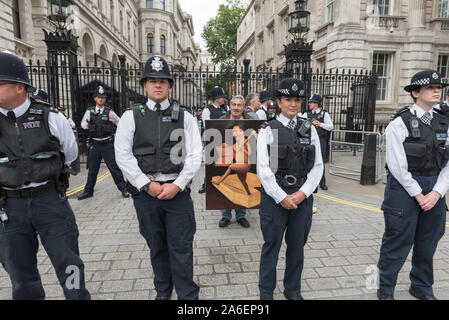 Whitehall, Londres, Royaume-Uni. 8 juillet, 2015. Londres, Royaume-Uni. Une grande présence policière autour de Downing Street, Whitehall et les chambres du Parlement en tant que Chancelière Banque D'Images