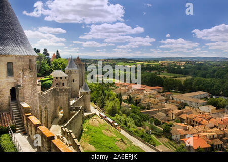 Vue depuis les remparts de la forteresse sur les environs de Carcassonne, France Banque D'Images