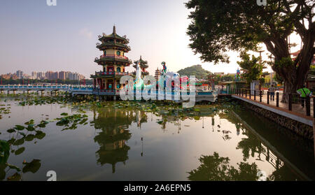 Les pagodes de l'étang de lotus, Kaohsiung, Taiwan Banque D'Images