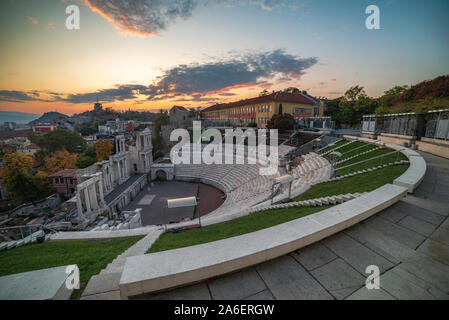 Automne chaud coucher de soleil sur l'ancien amphithéâtre romain de Plovdiv ville - capitale européenne de la culture 2019, en Bulgarie. La vieille ville est inclus à l'UNESCO Banque D'Images