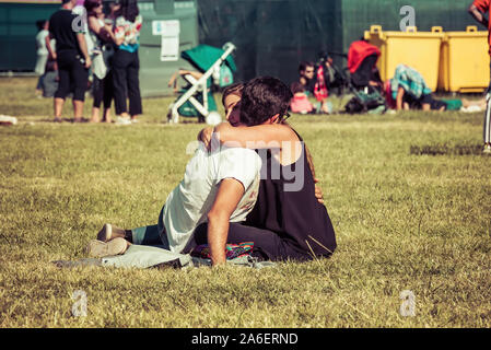 MADRID - SEP 7 : un couple qui pose dans l'herbe dans un concert au Dcode Music Festival le 7 septembre 2019 à Madrid, Espagne. Banque D'Images