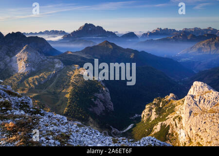 La vue depuis le Monte Lagazuoi, tôt le matin, dans les Dolomites italiennes Banque D'Images