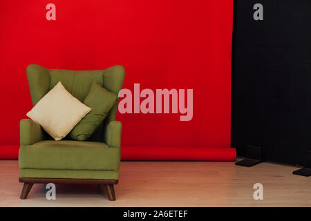 Chaise vintage vert dans l'intérieur de la chambre noire rouge Banque D'Images