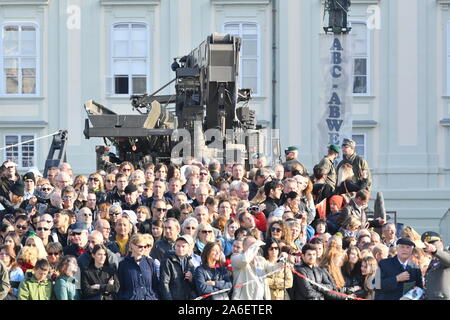 Vienne, Autriche. 26th octobre 2019. Journée nationale autrichienne sur la place des héros Vienne avec la conquête des recrues par le Gouvernement fédéral autrichien sur 26 octobre 2019 à Vienne. La photo montre les visiteurs le jour national. Credit: Franz PERC / Alamy Live News Banque D'Images