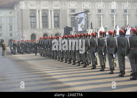 Vienne, Autriche. 26th octobre 2019. Journée nationale autrichienne sur Heldenplatz (place du héros) avec la conquête des recrues par le gouvernement fédéral autrichien sur 26 octobre 2019 à Vienne. La photo montre la Garde de l'armée fédérale autrichienne. Credit: Franz PERC / Alamy Live News Banque D'Images