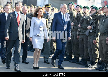 Vienne, Autriche. 26th octobre 2019. Journée nationale autrichienne sur la place des héros vienne, avec (à gauche devant) Thomas Starlinger, ministre fédéral de la Défense et (au milieu devant) la chancelière fédérale Brigitte Bierlein (R) le président fédéral Alexander van der Bellen sur 26 octobre 2019 à Vienne. Credit: Franz PERC / Alamy Live News Banque D'Images