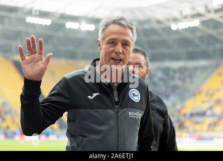 Dresde, Allemagne. 26Th Oct, 2019. Soccer : 2ème Bundesliga, SG Dynamo Dresden - DSC Arminia Bielefeld, 11e journée, dans le stade Rudolf Harbig. L'entraîneur de Bielefeld Uwe Neuhaus vagues avant le début du jeu. Crédit : Robert Michael/dpa-Zentralbild/DPA - NOTE IMPORTANTE : en conformité avec les exigences de la DFL Deutsche Fußball Liga ou la DFB Deutscher Fußball-Bund, il est interdit d'utiliser ou avoir utilisé des photographies prises dans le stade et/ou la correspondance dans la séquence sous forme d'images et/ou vidéo-comme des séquences de photos./dpa/Alamy Live News Banque D'Images