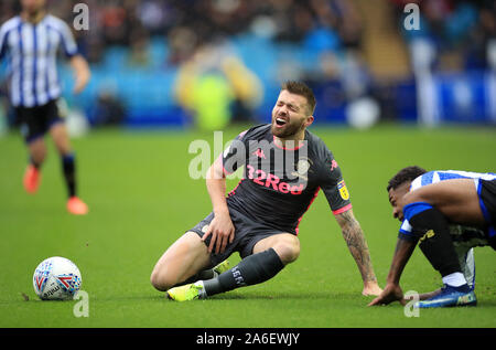 Le Leeds United Stuart Dallas (à gauche) est mis au sol par Sheffield Wednesday's Kadeem Harris au cours de la Sky Bet Championship match à Hillsborough, Sheffield. Banque D'Images