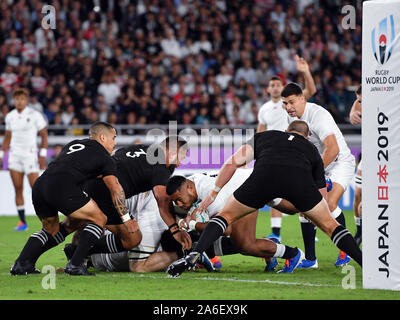 England's Manu Tuilagi côtés marque son premier essai lors de la Coupe du Monde de Rugby 2019 match de demi-finale au stade international de Yokohama. Banque D'Images