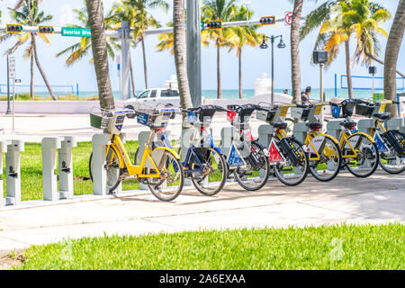 FORT LAUDERDALE, Florida, USA - 20 septembre 2019 : des vélos à louer à des kiosques publics à Fort Lauderdale, en Floride. Banque D'Images