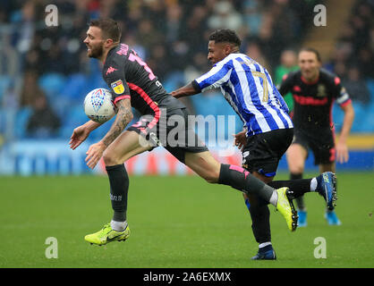 Le Stuart Dallas de Leeds United (à gauche) et de Sheffield Wednesday's Kadeem Harris bataille pour le ballon pendant le match de championnat de pari Ciel à Hillsborough, Sheffield. Banque D'Images