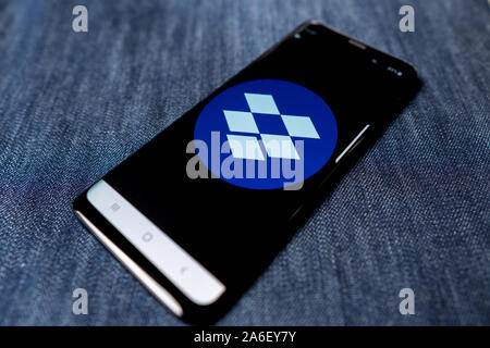 Odessa, Ukraine - le 26 octobre 2019 : app Dropbox. Logo Dropbox visible sur l'écran du smartphone. Arrière-plan de denim. Soft focus Banque D'Images