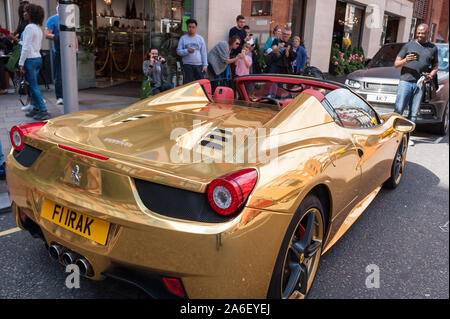 Harrods, Knightsbridge, London, UK. 29 juillet, 2015. Monde de Vitesse continue dans le centre de Londres avec des marques exotiques super sportifs bling travaux de peinture. Banque D'Images