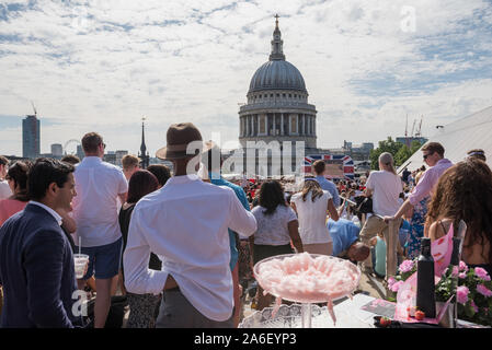 Le toit-terrasse, un nouveau changement, ni la Cathédrale St Paul, à Londres, Royaume-Uni. 10 juillet, 2015. Tennis fans watch the Wimbledon masculin demi-finale entre Banque D'Images