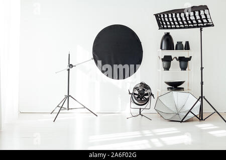 Studio photo photographe accessoires clignote fond blanc Banque D'Images