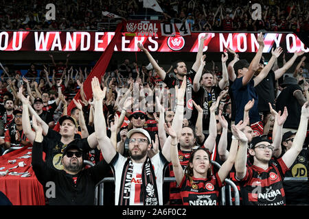 Parramatta, New South Wales, Australie. 26Th Oct, 2019. Bankwest ; Stadium, Parramatta, New South Wales, Australie ; une ligue de football, de l'ouest de Sydney et Sydney Wanderers Football Club ; Wanderers fans encourager leur équipe - usage éditorial : Action Crédit Plus Sport Images/Alamy Live News Banque D'Images