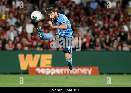 Parramatta, New South Wales, Australie. 26Th Oct, 2019. Bankwest ; Stadium, Parramatta, New South Wales, Australie ; une ligue de football, de l'ouest de Sydney et Sydney Wanderers Football Club ; Milos Ninkovic de Sydney tente d'ébrécher le gardien - usage éditorial : Action Crédit Plus Sport Images/Alamy Live News Banque D'Images