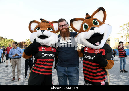 Parramatta, New South Wales, Australie. 26Th Oct, 2019. Bankwest ; Stadium, Parramatta, New South Wales, Australie ; une ligue de football, de l'ouest de Sydney et Sydney Wanderers Football Club ; Wanderers fans à l'extérieur du stade avant le coup d'utilisation éditoriale - Credit : Action Plus Sport Images/Alamy Live News Banque D'Images