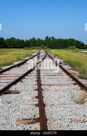 Old Rusty rails de chemin de fer traversant en Nowhwere sur lit de gravier Banque D'Images