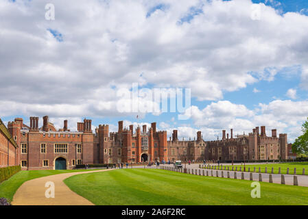 Entrée principale de Hampton Court Palace sur un jour nuageux et ensoleillé Banque D'Images