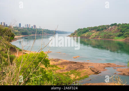 Une vue sur rivière Parana avec niveau d'eau bas durant une saison sèche - Foz do Iguaçu, Brésil Banque D'Images