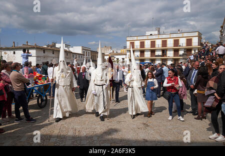 Une confrérie religieuse portant des robes de pénitence et hottes conique pour une procession le dimanche de Pâques à Jerez de la Frontera, Andalousie, espagne. Banque D'Images