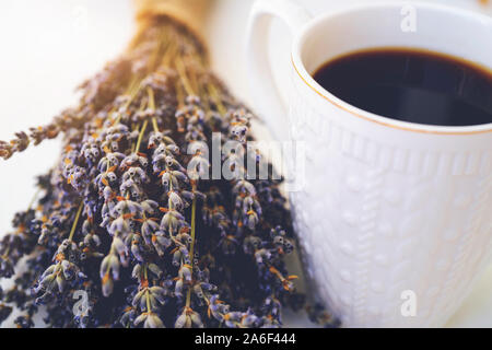 Tasse de café sur le tableau blanc. Bonjour. Café savoureux. Cappuccino. La caféine. L'amour pour le café. La lavande. L'arôme de lavande. L'arôme de café. Café. Banque D'Images