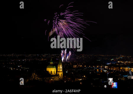 D'artifice du Nouvel An à Prague en République tchèque a commémoré l'anniversaire qui nous attendent dans les célébrations de la nouvelle année, à savoir la mise en place. Banque D'Images