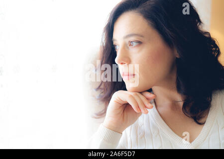 Je suis fatigué de tout. Je suis malade de tout cela. Je suis déprimé. Portrait d'une jeune fille brune femme avec une chambre sur le canapé assis sur une journée ensoleillée. M Banque D'Images