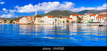 De beaux paysages de la Dalmatie. La Croatie. Village de pêcheurs traditionnels Kastel Novi. La ville de Kastela Banque D'Images