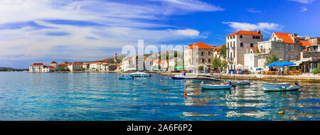 De beaux paysages de la Dalmatie. La Croatie. Village de pêcheurs traditionnels Kastel Novi. La ville de Kastela Banque D'Images