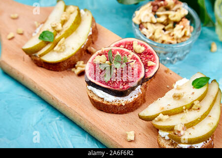 L'antipasto. Cuisine italienne. Bruschetta et Crostini avec ricotta, poire, miel, figues, noix et herbes. Petit-déjeuner toasts ou snack-sandwichs. Haut de page vi Banque D'Images