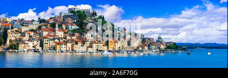 Sites de voyage et de Croatie - jolie ville côtière historique Sibenik Banque D'Images