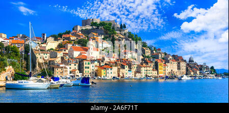 Sites de voyage et de Croatie - jolie ville côtière historique Sibenik Banque D'Images