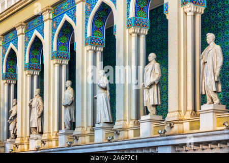 Des statues de poètes nationaux azéris sur l'extérieur de la Musée de la littérature azerbaïdjanaise Nizami, Baku, Azerbaïdjan Banque D'Images