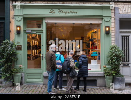 Les personnes à la recherche dans la vitrine de La Chapelière, Rue de Rollebeek, Bruxelles, Belgique Banque D'Images