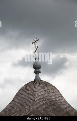 Sur le dôme de la croix d'argent de chapelle en bois. Close-up. Banque D'Images