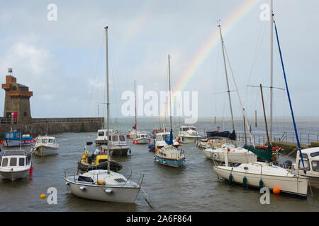 Arc-en-ciel sur la mer, bateaux, port et plage à Lynmouth pendant un temps orageux, Devon, UK, septembre. Marée haute, Banque D'Images