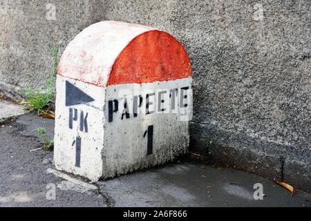 PAPEETE, TAHITI - 10 DEC 2018- Vue d'un kilomètre de route (borne) à Papeete, Tahiti, la capitale de la Polynésie française. Banque D'Images