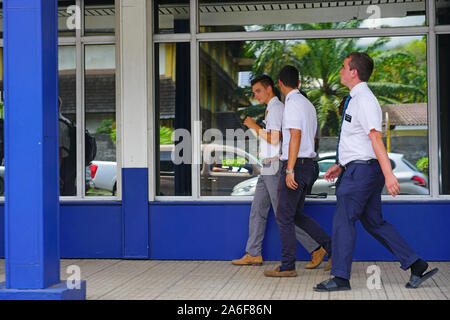 PAPEETE, TAHITI - 10 DEC 2018- Vue du jeune missionnaire Mormon hommes marchant dans la rue à Papeete, Tahiti, la capitale de la Polynésie française. Banque D'Images