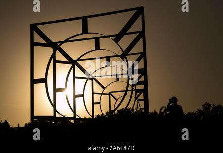 Sydney, Australie. 26Th Oct, 2019. Un visiteur se distingue par une exposition de la sculpture de l'exposition La mer à Bondi Beach à Sydney, Australie, le 26 octobre, 2019. L'exposition est ouverte au public du 24 octobre au 10 novembre. Credit : Bai Xuefei/Xinhua/Alamy Live News Banque D'Images