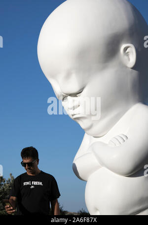 Sydney, Australie. 26Th Oct, 2019. Un visiteur se distingue par une exposition de la sculpture de l'exposition La mer à Bondi Beach à Sydney, Australie, le 26 octobre, 2019. L'exposition est ouverte au public du 24 octobre au 10 novembre. Credit : Bai Xuefei/Xinhua/Alamy Live News Banque D'Images